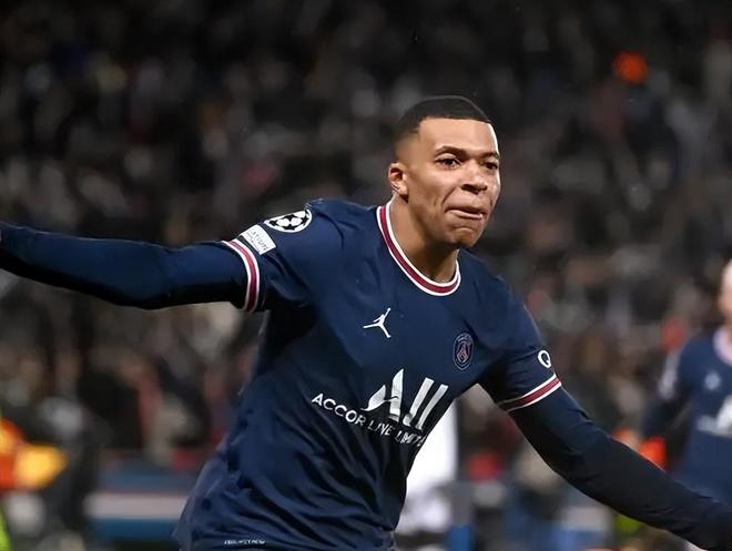 TyC记者：斯卡洛尼将带着大力神杯参加世界杯抽签仪式