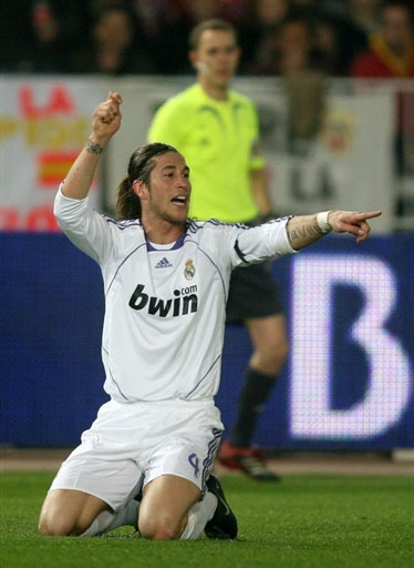 历史第三！文班亚马连续98场送出盖帽，仅逊尤因&穆托姆博（史上第三！文班亚马连续98场有封盖，仅次尤因与穆托姆博）