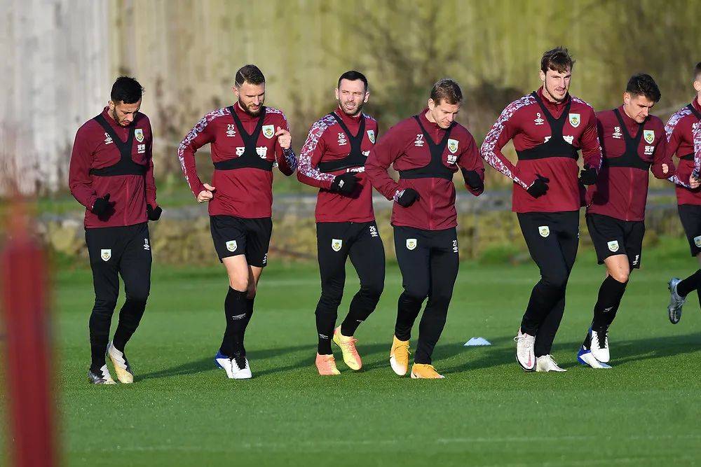 辽宁男篮在俱乐部杯首战失利，后调整阵容暂稳，以90比79战胜合肥男篮，杨鸣调整战术有效应对挑战。