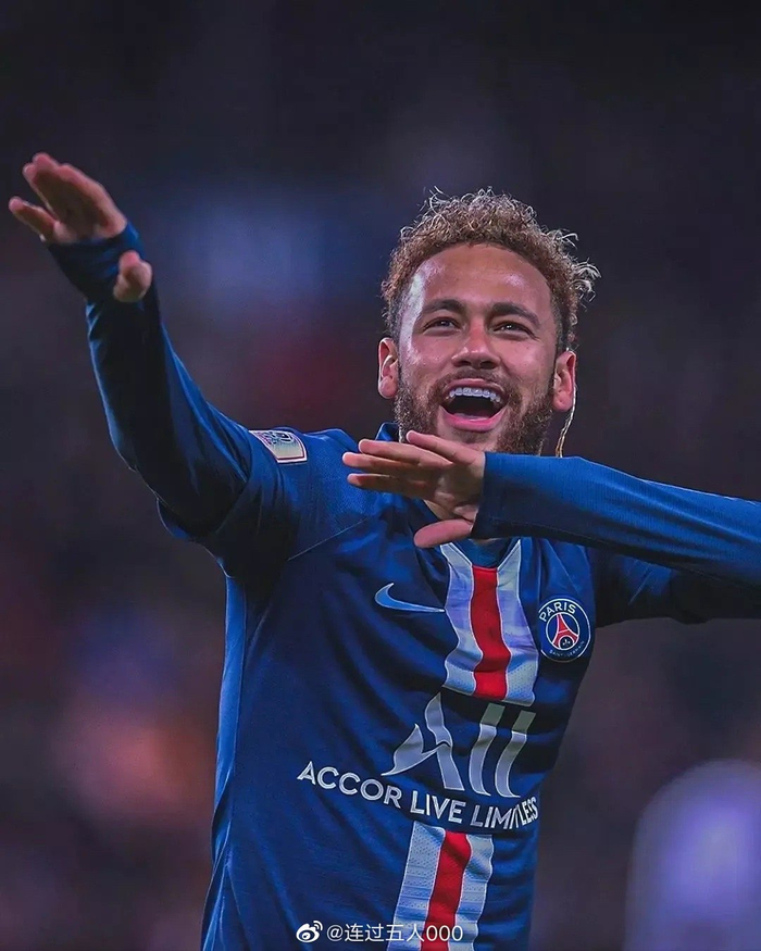 曼联前锋齐尔克泽面临转会，俱乐部对其持开放态度，但仍在培养塞斯科，寻求锋线补充，转会市场激烈争夺中。