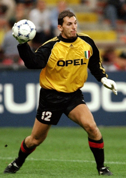 绿帽哥：曼联高层将约谈梅努，认为其哥哥损害他的转会价值（曼联高层将与梅努面谈，认为其哥哥的举动影响了其转会身价）