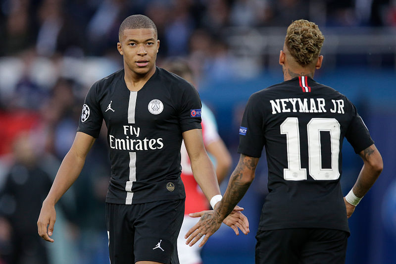 热尔曼合同到期离开广岛三箭，曾因违规出场导致被判输球